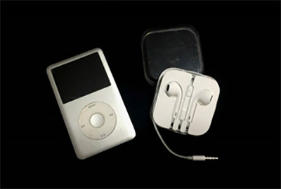 Figura 1. Reproductor MP3 (iPod) y audífono utilizado como distractor musical.