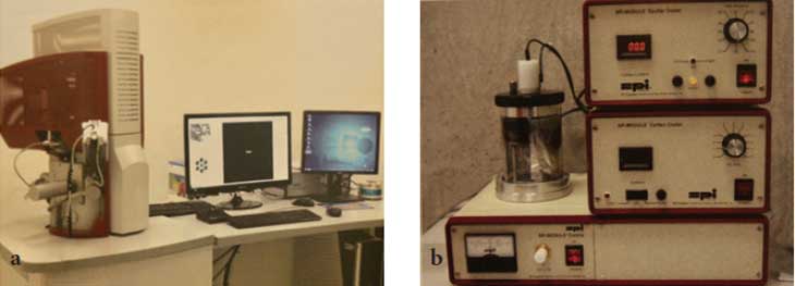 Figura 2. 2a.Microscopio Electrónico de Barrido de Emisión de Campo MEB-EC, (SEM, JEOL JSM 6610 LV, EAG Corporate, CA, USA); 2b. Sputter y recubrimiento de Carbon SPI (Denton Vacuum Desk V., Corporate Hedquaters Denton Vacuum, Morestown, USA). Centro Universitario de Ciencias Exactas e Ingenierías (CUCEI), Guadalajara Jalisco. Foto Cortesías del Libro: Microscopía electronica y su aplicación en la odontología. 1a. Edicion Guadalajara Jal: AMAT; 2013.